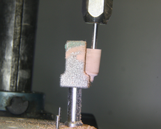 Abb.2: Kontrolle des 2 Grad-Winkels und Abziehen des Abrasivkörpers mit Hilfe des Zurichtsteins FEIN