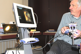 Dr. Hans-Ulrich Kugies zeigt die Anwendung der LaVa C.O.S. Mundscanners von 3M Espe